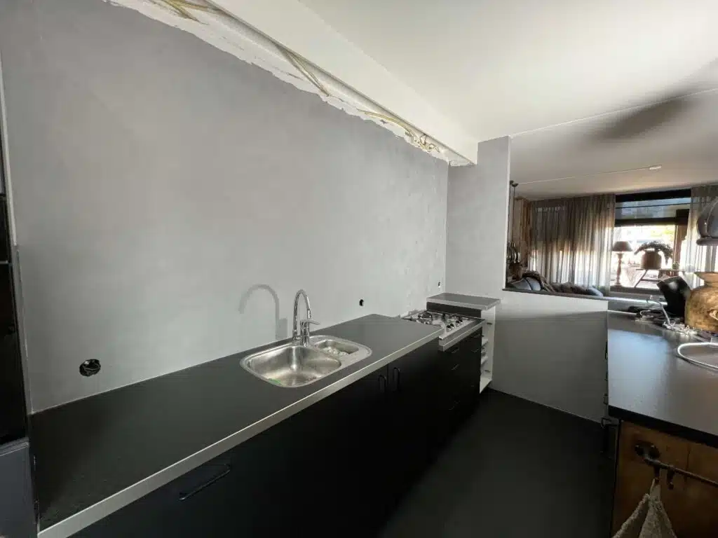 Keukenwand in betonlook