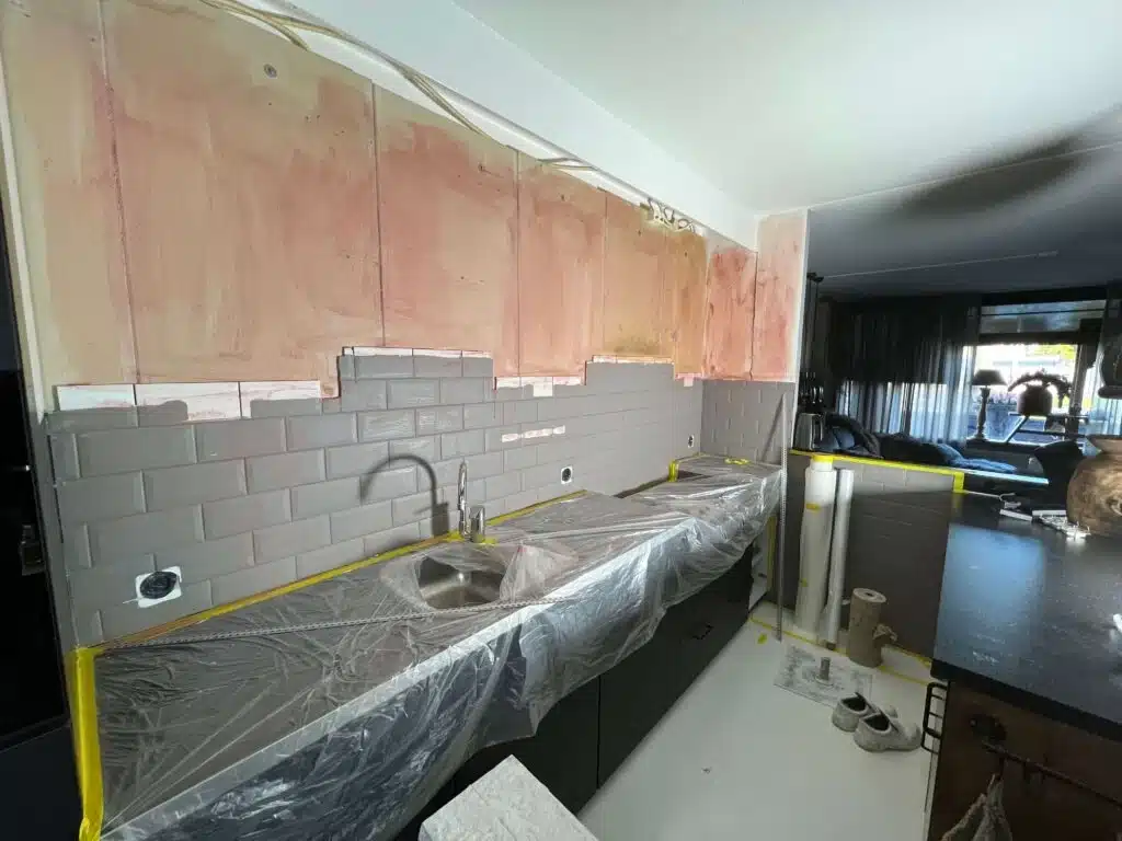Keukenwand in betonlook — 1