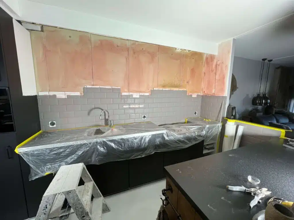 Keukenwand in betonlook — 3
