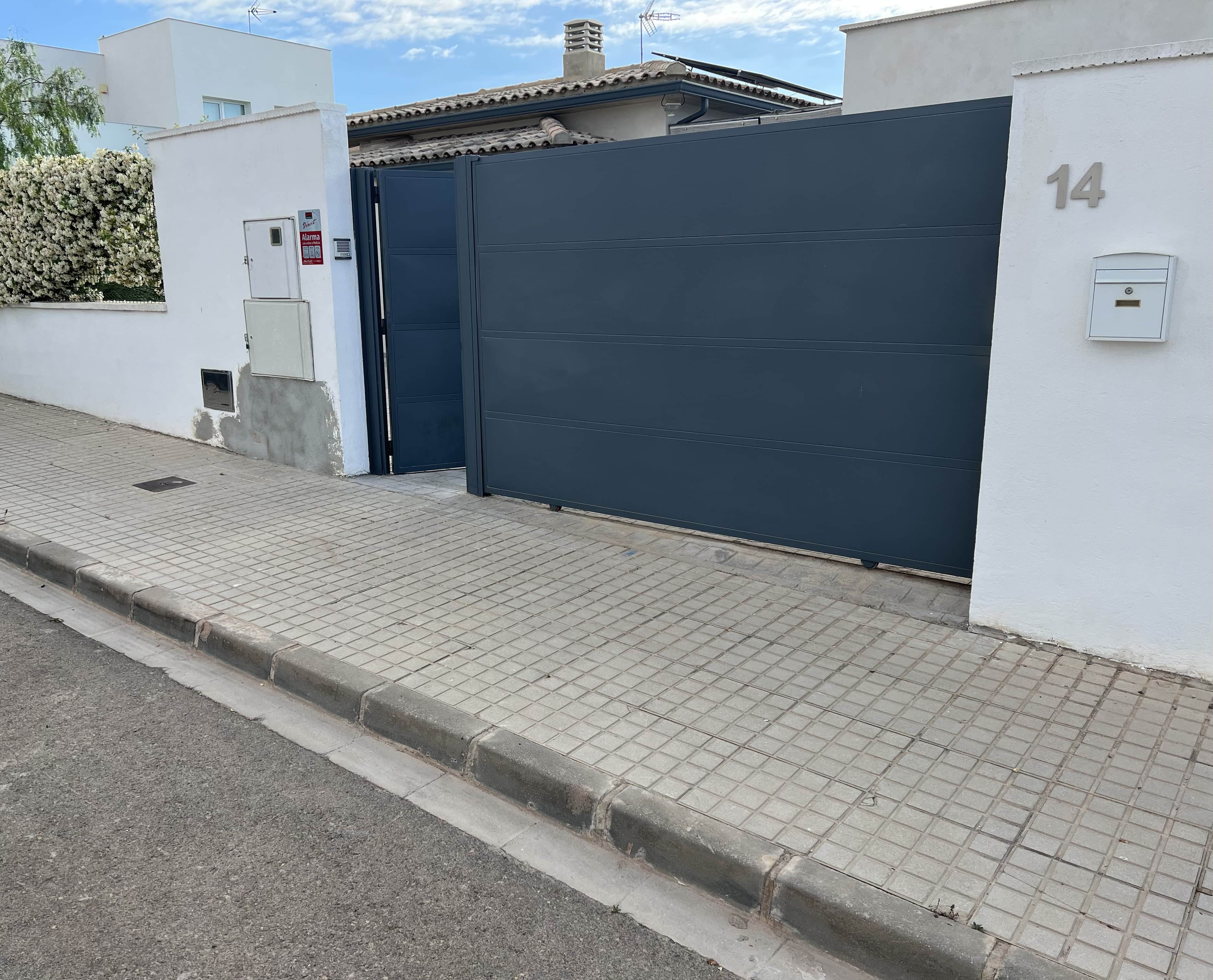 Driveway and boundary wall — 1